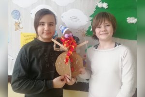 Snehuliaci z odpadového materiálu